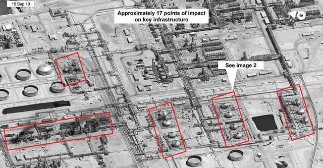 Dieses von der US-Regierung  und dem U... Saudi Aramco nach dem Drohnenangriff.  | Foto: Uncredited (dpa)