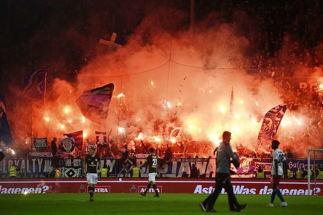 Da half auch die Pyrotechnik der Fans nicht: Der HSV unterlag am Millerntor.  | Foto: Daniel Bockwoldt (dpa)