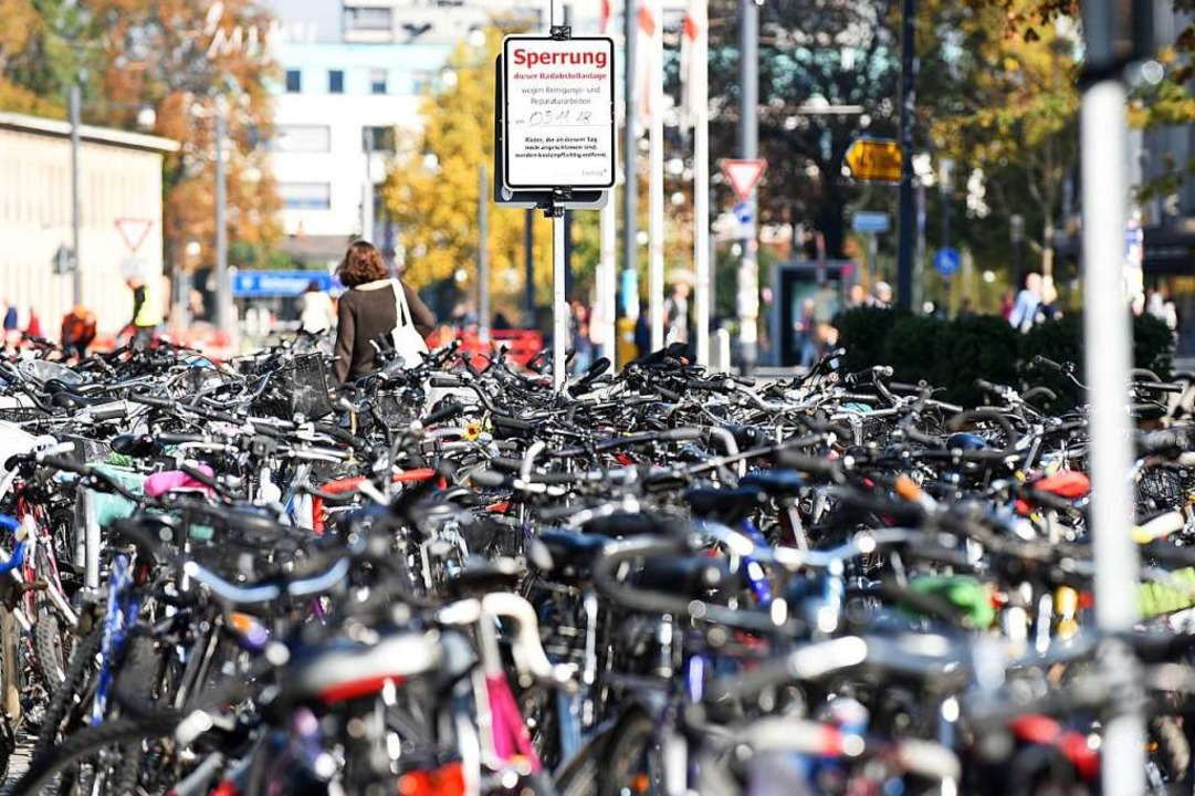 Nicht abgeholte Fahrräder gibt es nich...linik, sondern auch in der Innenstadt.  | Foto: Rita Eggstein