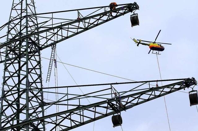 Netzbetreiber fliegt Stromleitungen in der Region mit Helikopter ab