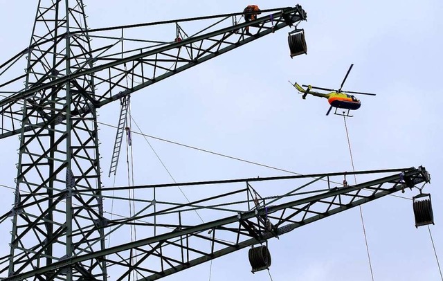 Symbolbild: Der Helikopter wird in ein...e von 20 bis 80 Metern unterwegs sein.  | Foto: dpa Deutsche Presse-Agentur