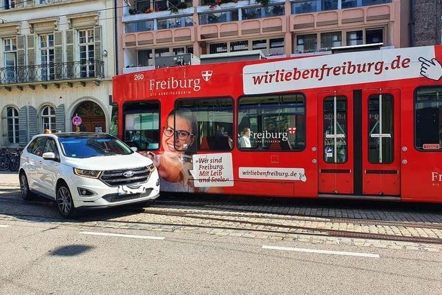 Auto und Straenbahn stoen am Holzmarkt zusammen