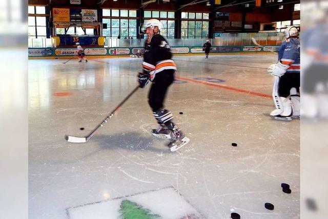 In der Eishalle fliegen wieder die Pucks