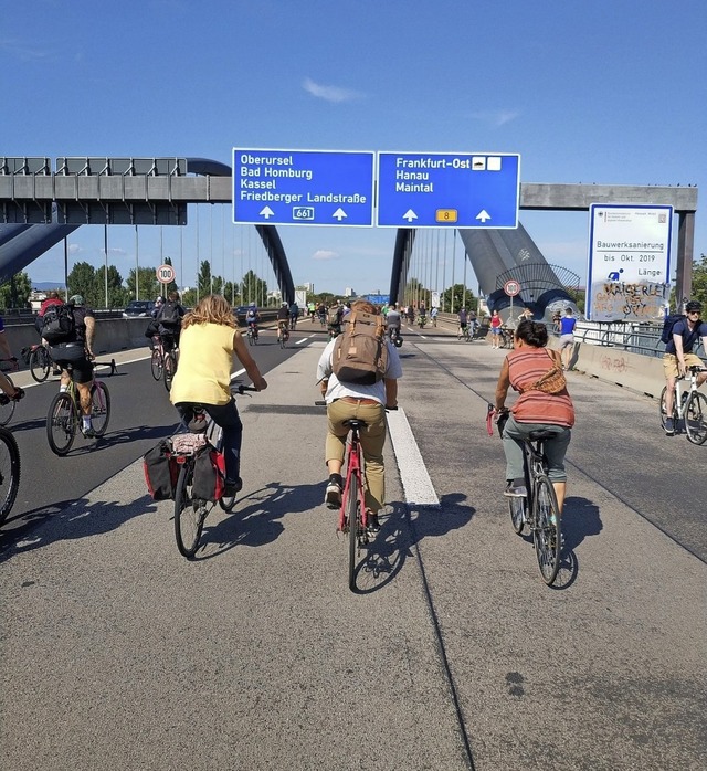 Der Fahrradkorso der Demonstranten rol...ise ber die Autobahn nach Frankfurt.   | Foto: privat
