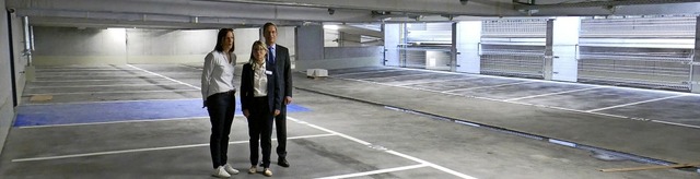 Fachbereichsleiterin Patricia Haas, Kr...on links) stellen die neue Garage vor.  | Foto: Marius Alexander