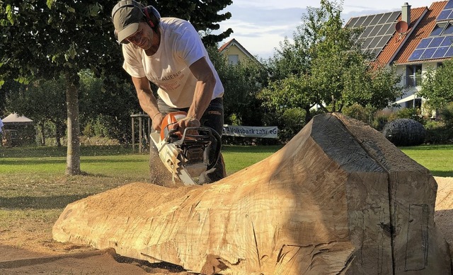 Peer Oliver Nau bearbeitet die Stmme am ersten Tag noch mit der Kettensge.   | Foto: Felix Lieschke