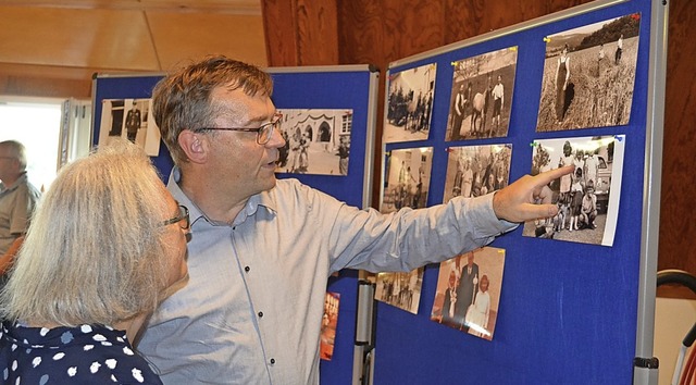 Konrad Schlude erlutert den Besuchern...s einige seiner mitgebrachten Bilder.   | Foto: Liane Schilling