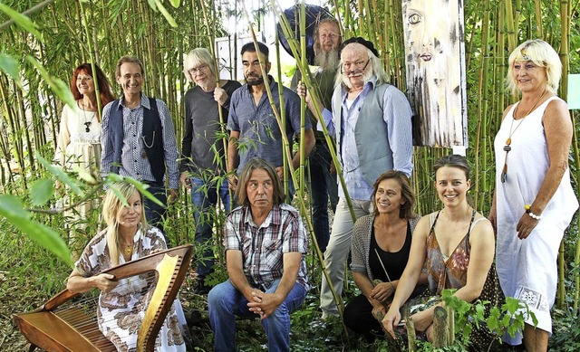 Die teilnehmenden Knstler bei &#8222;...mel&#8220; im Garten von Stefan Tth.   | Foto: Christiane Franz