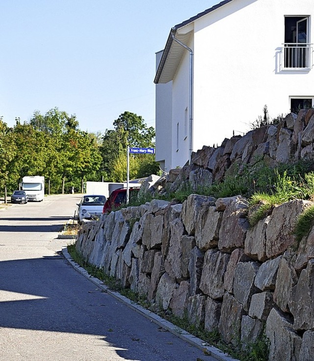 Unbersichtlich ist die Situation an d...e an der Einfahrt zum Franz-Mary-Weg   | Foto: Jutta Schtz