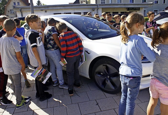 90 Schulkinder umlagerten in Murg die E-Fahrzeuge.   | Foto: Werner Probst