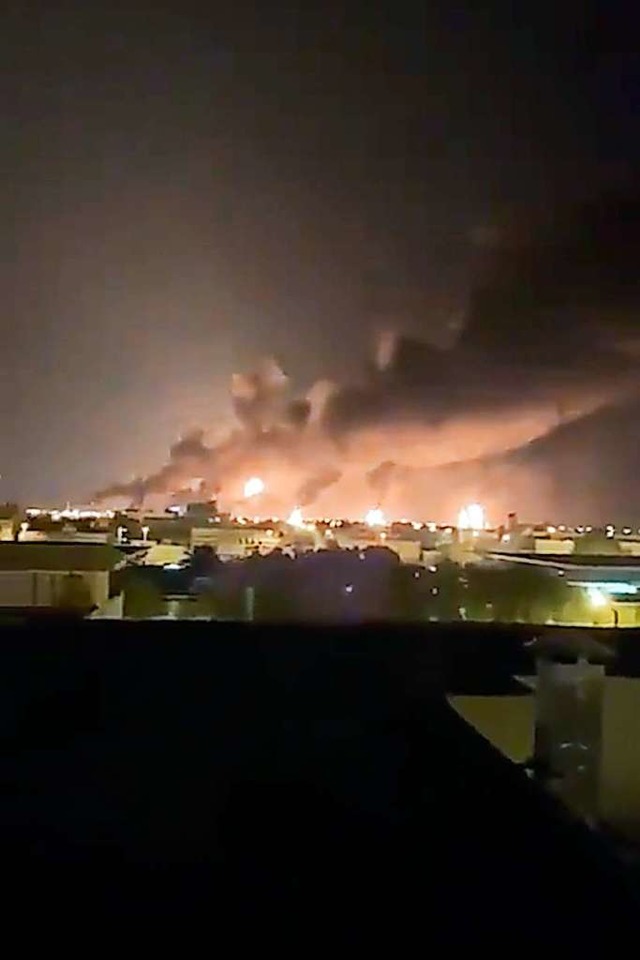 ber der lraffinerie Abqaiq steigt Ra...raffinerie in Saudi-Arabien getroffen.  | Foto: Uncredited (dpa)