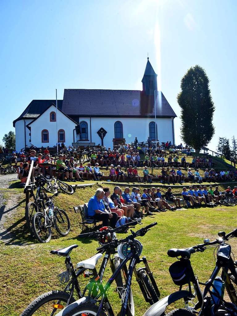 Bei strahlendem Sonnenschein und traumhafter Schwarzwaldkulisse feierten die Biker ihre Andacht.