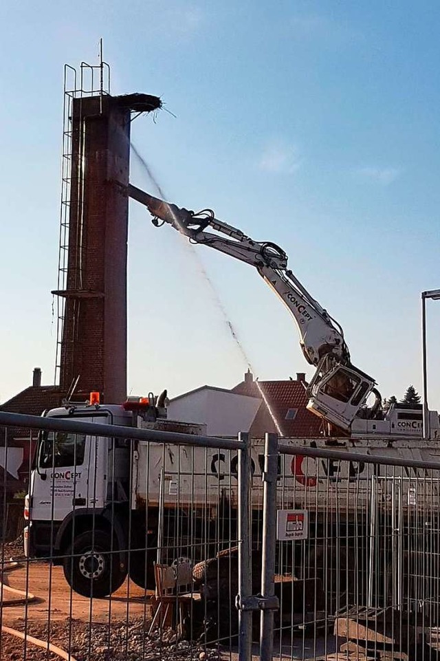 Stck fr Stck wurde der Schornstein ... auf der Spitze am Montag abgebrochen.  | Foto: Dirk Schwier