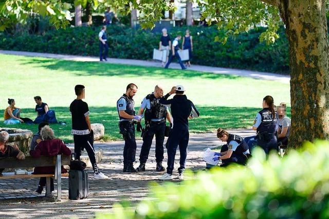 Polizei auf Drogensuche am Sthlinger Kirchplatz