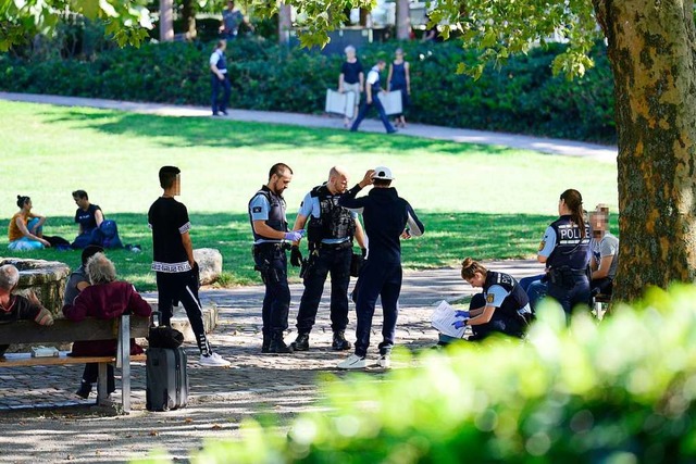 Grokontrolle durch die Polizei am Die...chmittag auf dem Sthlinger Kirchplatz  | Foto: Ingo Schneider