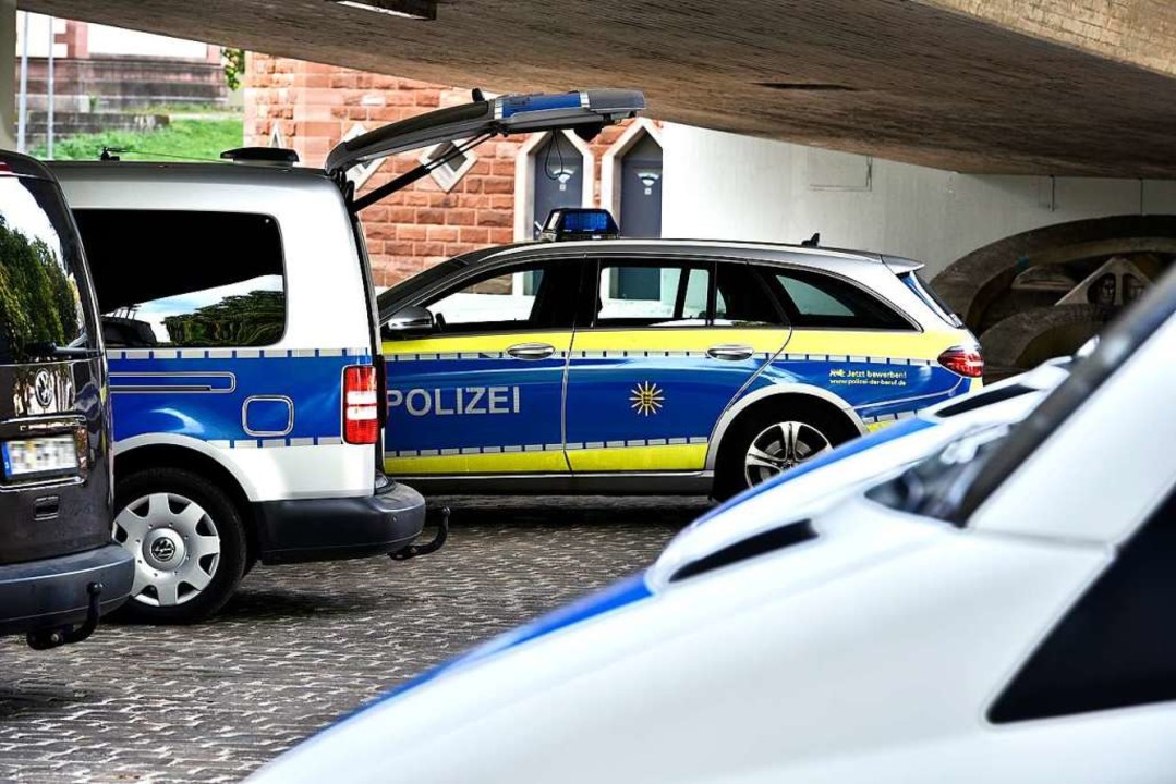 Einsatzwagen der Polizei unter der Stadtbahnbrücke.  | Foto: Thomas Kunz