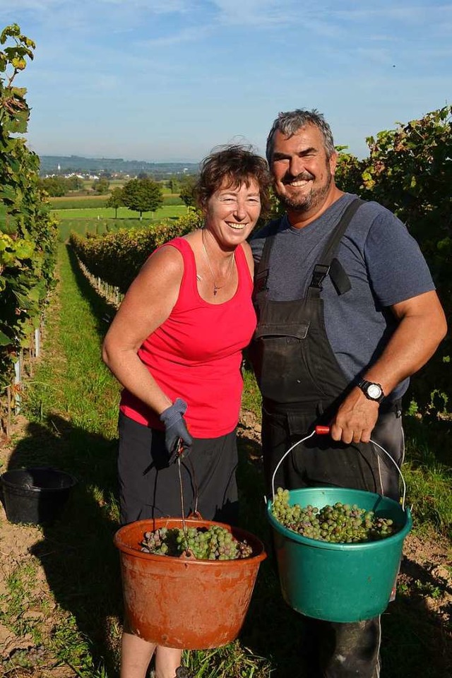 Andrea und Jrg Danner freuen sich in Scherzingen ber gute Ernteergebnisse.  | Foto: Gabriele Hennicke