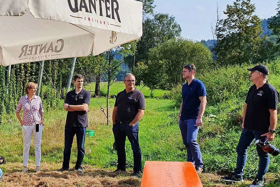 Die Gäste werden offiziell begrüßt, unter anderem von der Geschäftsführung der Brauerei Ganter, Katharina Ganter-Fraschetti (ganz links) und Detlef Frankenberger (ganz rechts). (Foto: Fabian Schächtele) Die Gäste werden offiziell begrüßt, unter anderem von der Geschäftsführung der Brauerei Ganter, Katharina Ganter-Fraschetti (ganz links) und Detlef Frankenberger (ganz rechts). (Foto: Fabian Schächtele)