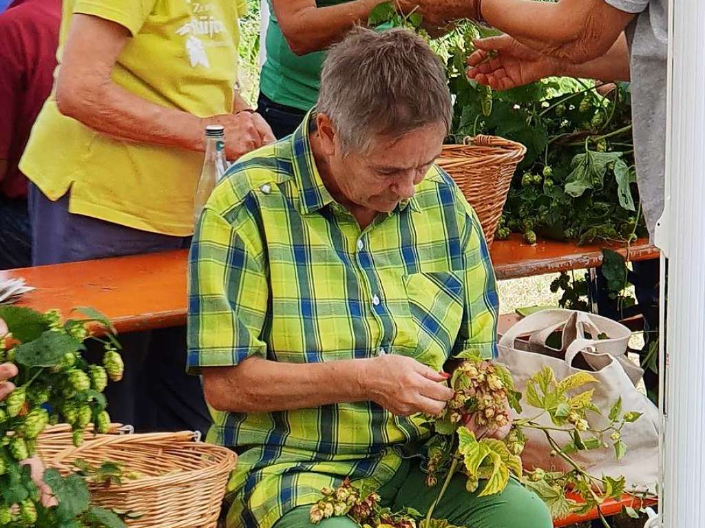 Die Gste, darunter BZ-Card-Inhaber, helfen tatkrftig mit.