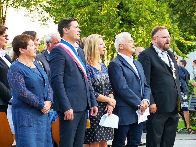 Beim Erklingen der Nationalhymnen: die... Heinz-Rudolf Hagenacker  (von links).  | Foto: Aribert Rssel