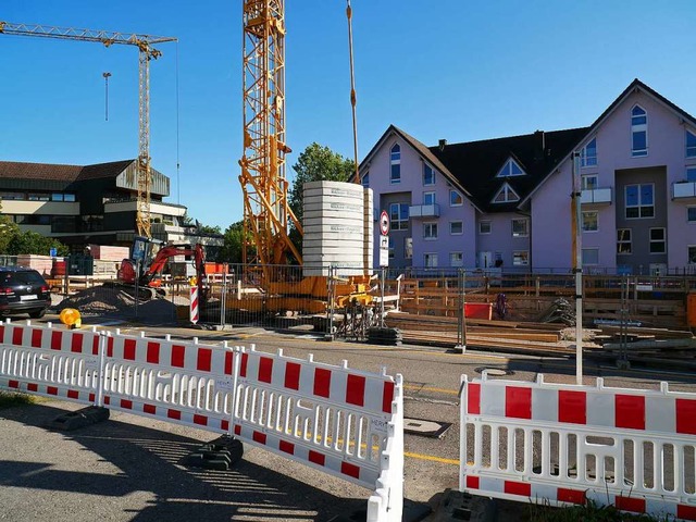 Baumaschinen und -zune prgen noch   ... Konzept fr die Neue Mitte umgesetzt.  | Foto: Michael Gottstein