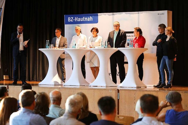 Die Kandidierenden auf dem Podium mit ...rie Jrger (rechts) von der BZ in Lahr  | Foto: Christoph Breithaupt
