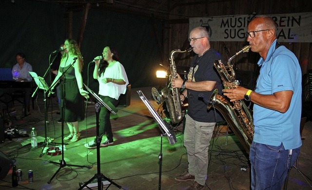 Mit Boom boom shake, der Cover-Band au...0; beim Stollenfest in Suggental los.   | Foto: Karin Hei