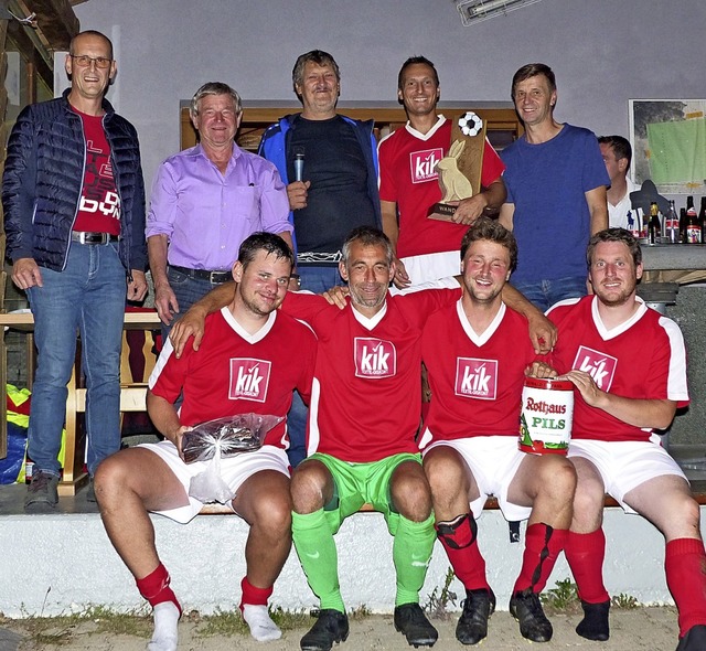 Siegerehrung (von links): Klaus Mller...r  Siegermannschaft  SV Wittlekofen.    | Foto: Elisabeth Baumeister
