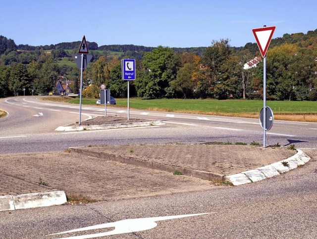 An Stelle dieser Verkehrsinsel im Ente...ern Ortschaftsrte eine Unterfhrung.   | Foto: Paul Schleer