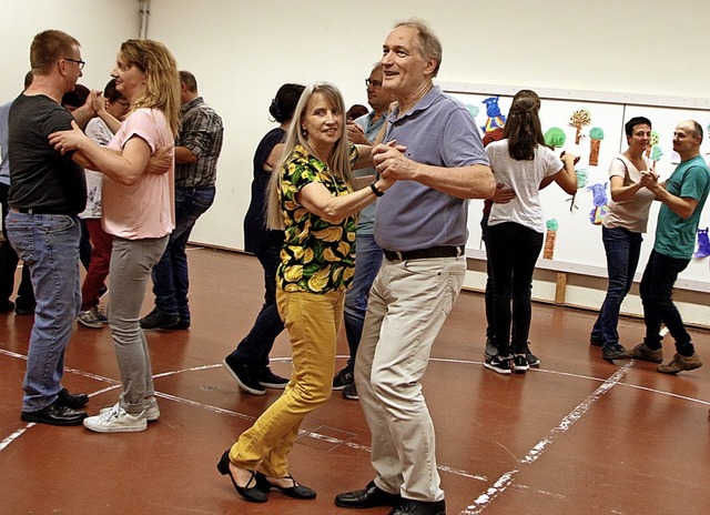 Das Tanzlehrerpaar Thomas und Heidrun Schneevoigt gibt den Takt an.   | Foto: Heidi Fel