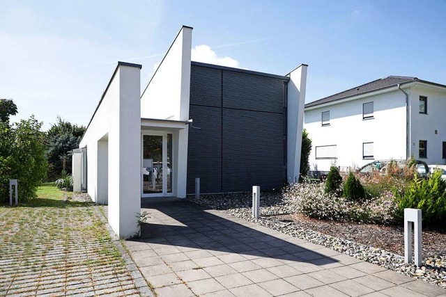 Eine Immobilienfirma kmmert sich um den Verkauf des entwidmeten Gebudes.  | Foto: Christoph Breithaupt