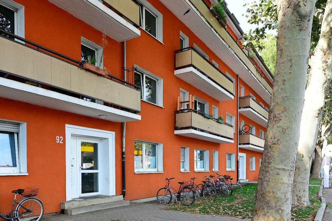 Den frisch gestrichenen Gebuderiegel ...e Verdrngung der Bewohner befrchtet.  | Foto: Ingo Schneider