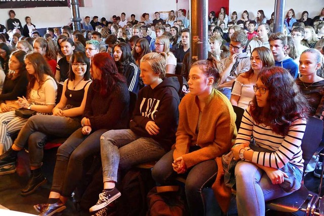 Zur Podiumsdiskussion mit den OB-Kandidaten kamen viele Schler.  | Foto: Tamara Keller