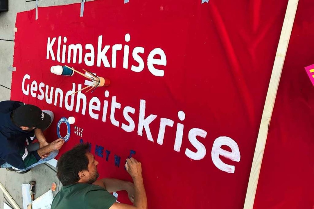 Das Netzwerk solidarisches Gesundheitssystem beim Plakatbasteln  | Foto: Privat