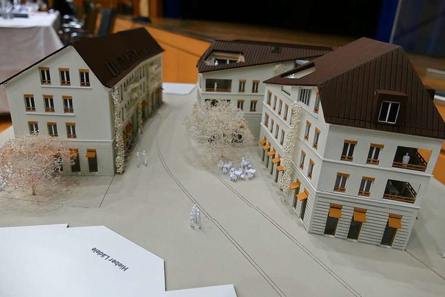 Die drei knftig ortsbildprgenden Geb...inger Ortsmitte beim Rathaus im Modell  | Foto: Hans-Peter Mller
