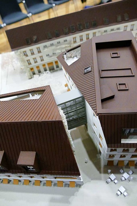 Die drei künftig ortsbildprägenden Geb...inger Ortsmitte beim Rathaus im Modell  | Foto: Hans-Peter Müller