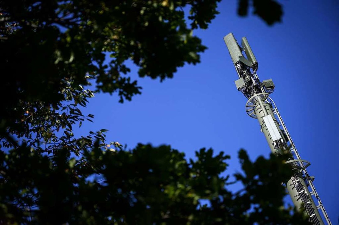 Ein Sendemast, der 5G ermöglicht, steh...preveyres in der Schweiz. (Symbolbild)  | Foto: FABRICE COFFRINI (AFP)