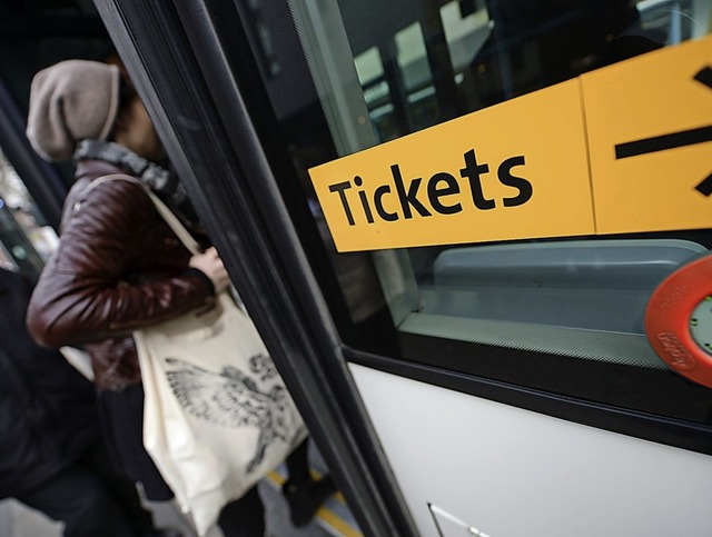 Ohne Ticket in die Bahn steigen soll keine Straftat mehr sein.  | Foto: Arne Dedert