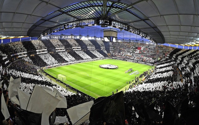 Immer wieder beeindruckend: die Kuliss...rter Stadion bei Europa-League-Spielen  | Foto: Arne Dedert (dpa)