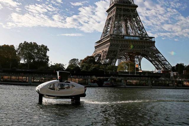 Wassertaxis sollen Passagiere in Paris über die Seine bringen