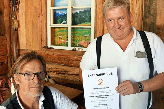 Wolfgang Rombach (rechts) berreicht  ...ipfel  die Urkunde zum Dienstjubilum.  | Foto: Gerhard Lck