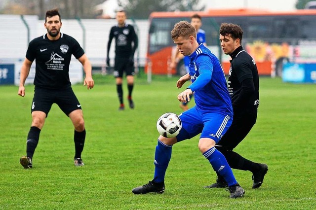 Marvin Seher (SV Rust, links) im Duell mit  Julian Schwab (SC Orschweier).  | Foto: Peter Aukthun-Goermer