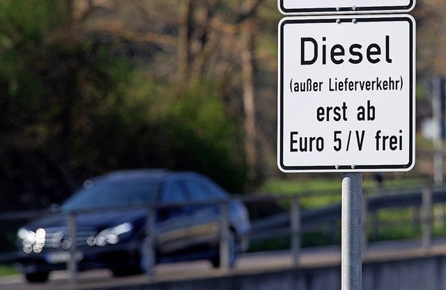 In der Stuttgarter Umweltzone gilt sch...g auf Euro-5-Modelle wird nachgedacht.  | Foto: Marijan Murat (dpa)