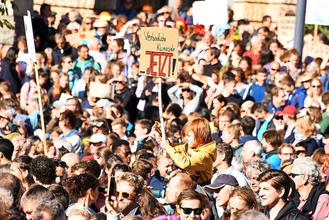 So voll war der Platz der Alten Synago...tausende Menschen fr den Klimastreik.  | Foto: Rita Eggstein
