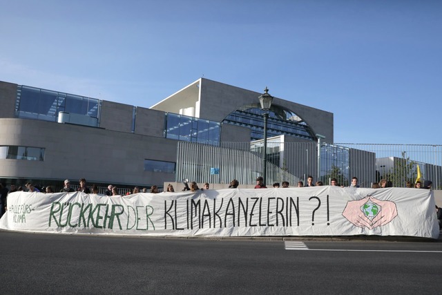 Demo vor dem Kanzleramt  | Foto: Christoph Soeder (dpa)