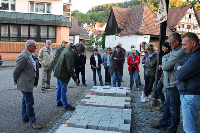 Der Ortschaftsrat nimmt das Pflaster unter die Lupe.  | Foto: Vera Doering