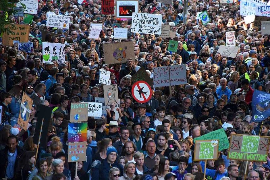 Bunt, laut und fröhlich: Fridays-For-Future-Klimastreik in Freiburg (Foto: Rita Eggstein) Bunt, laut und fröhlich: Fridays-For-Future-Klimastreik in Freiburg (Foto: Rita Eggstein)