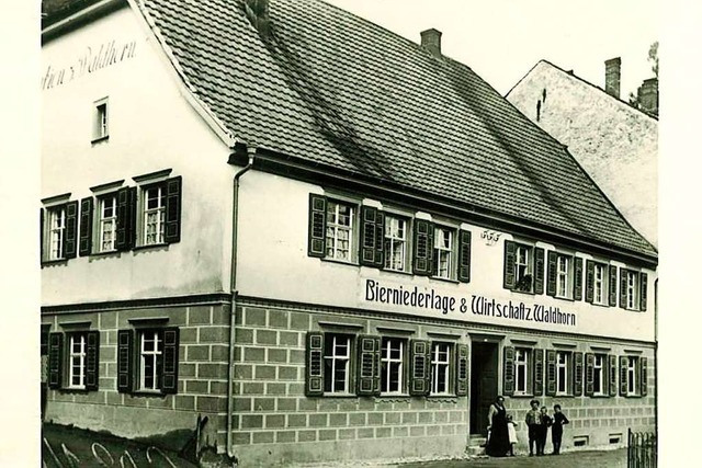 Das Gasthaus Waldhorn, bis 1900 Brauer...or dem Haus die Besitzerfamilie Reger)  | Foto: Archiv Roland Weis