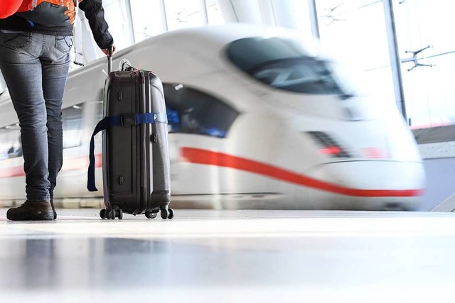 Die Fahrpreise im Fernverkehr der Deutschen Bahn sollen um zehn Prozent sinken.  | Foto: Arne Dedert (dpa)