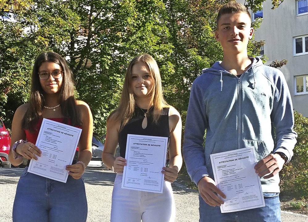 Angelina Merk, Tanja Kienzler und Fabi...ntes Sprachdiplom fr Franzsisch ab.   | Foto: Birgit Eccarius